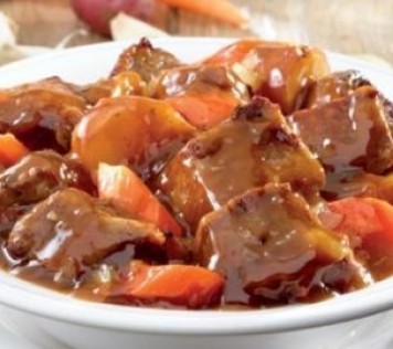 Beef with honey, carrots and paprika