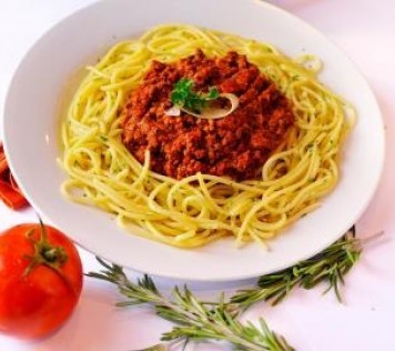 Spaghetti with beef mince and molasses