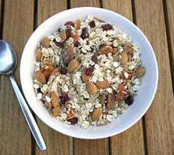Power Breakfast with oats, goji berry, blueberry, berries and nuts!